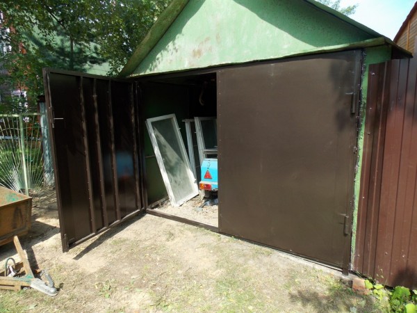 Замена гаражных ворот в старом стальном гараже Солнечногорск