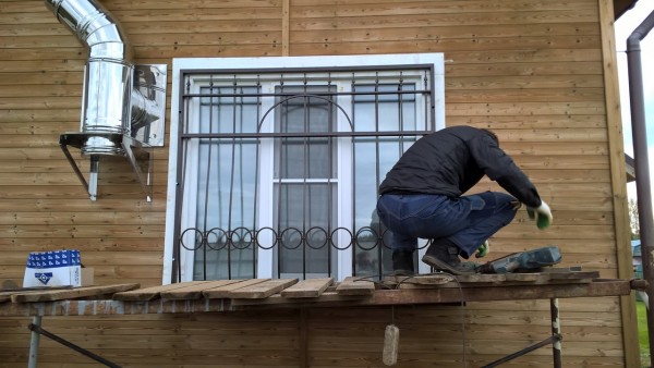 Монтаж решеток первого жтажа