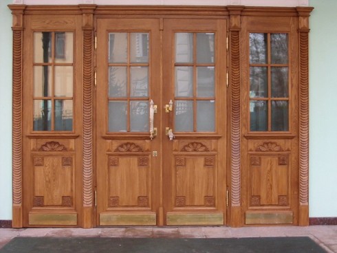 Дверь для входной группы с массивом