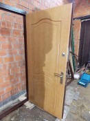 Двери с поршком и с внутренней отделкой МДФ плитой