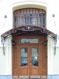 Двери и козырьки для парадного входа