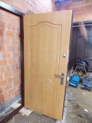 Двери стальные под отделку деревом внутри фото