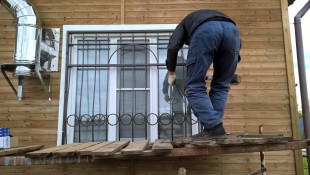 Установка решеток с использованием лесов