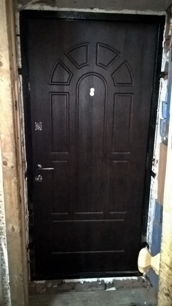 Монтаж двери на металлические пластины