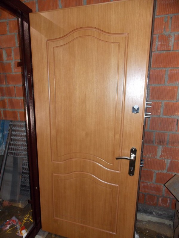 Дверь металлическая на двух замках и панелью из МДФ