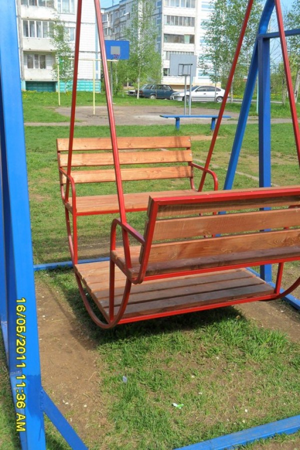 Детские качели во дворе