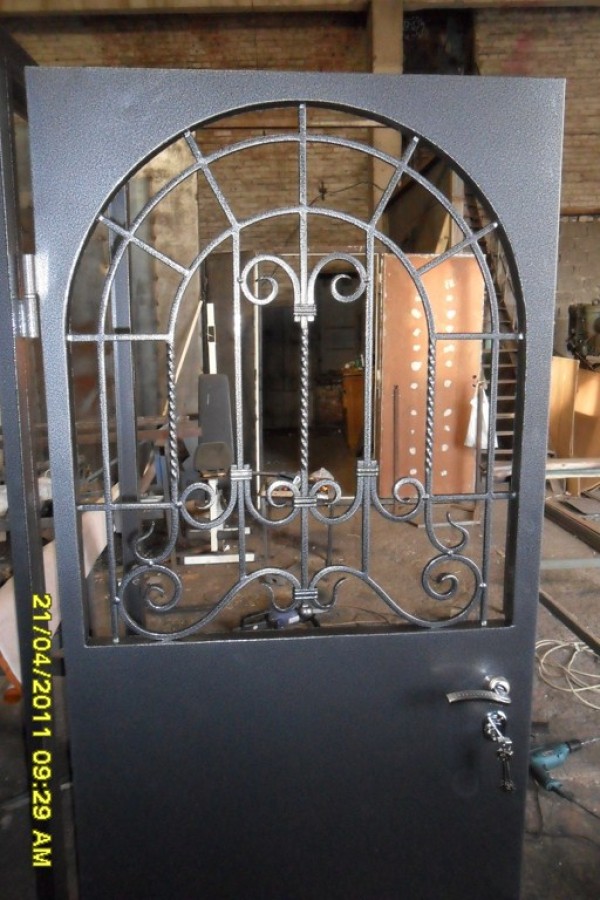 Дверь с арочным окном от производителя