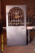 Дерь стальная с арочным окошком