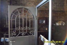 Кованый узор на двери 