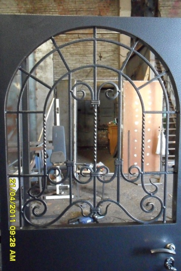 Кованое окно в двери