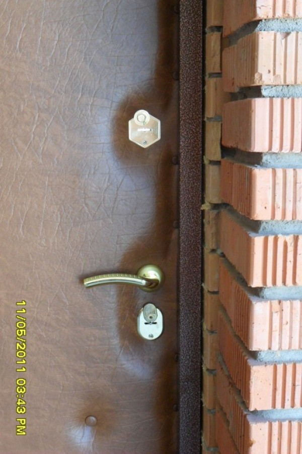 Дверь для входа в гараж