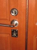 Ручки хром на деревянной панели