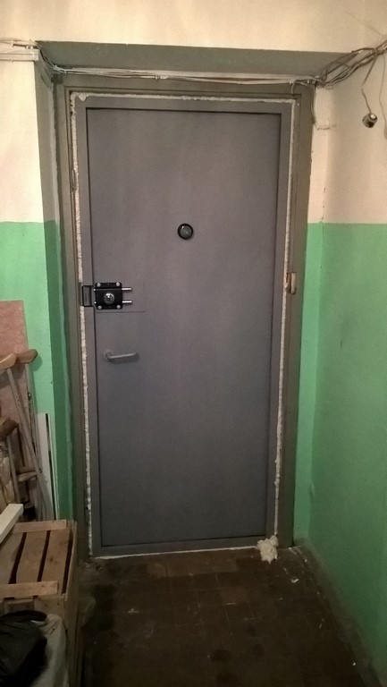 Установить не дорогую стальную дверь общую