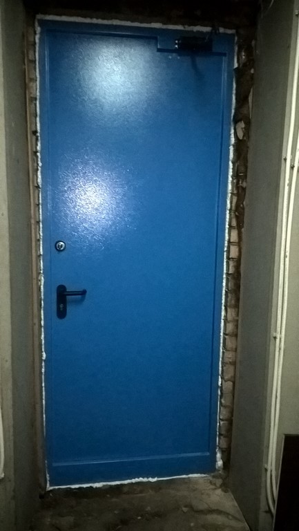 Установить дверь с доводчиком Технические двери цена