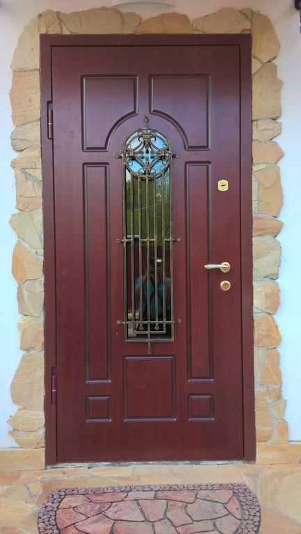 Двери металлические для загородного дома Дверь с мдф стеклом и ковкой