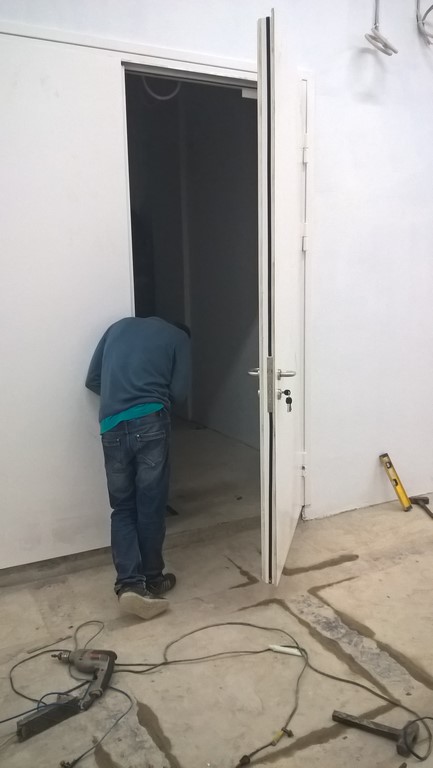 Установка и доставка стальных дверей в тамбур