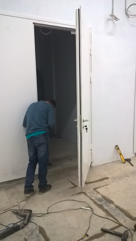 Установка тамбурных дверей недорого