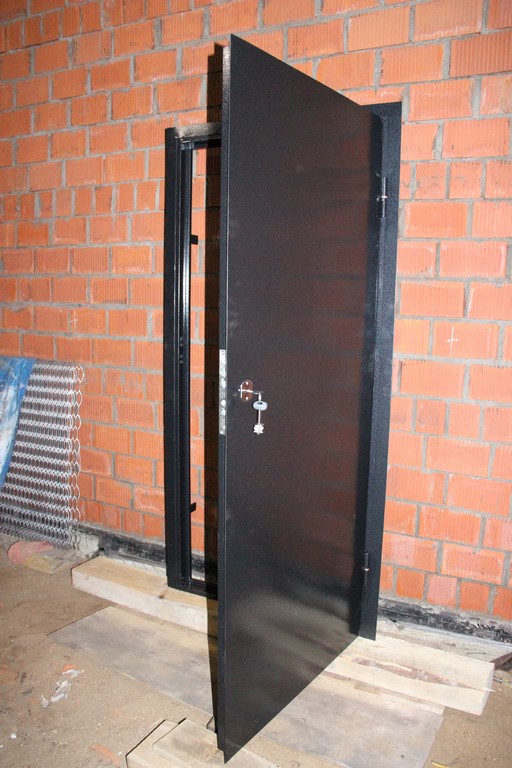 Стальная дверь в кладовую