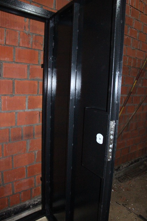 Двери в подсобку недорого 