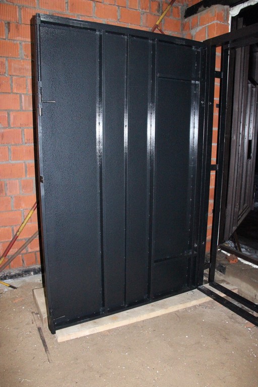 Гаражные ворота с усилением под петли