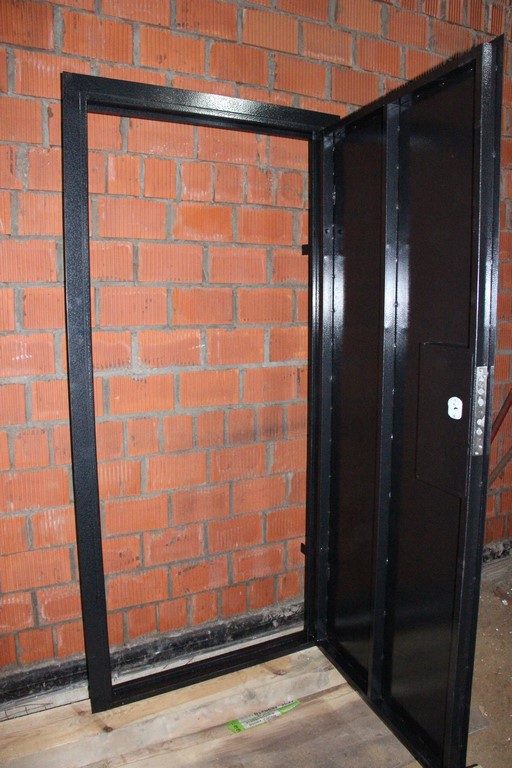 Металлические тамбурные двери дешево