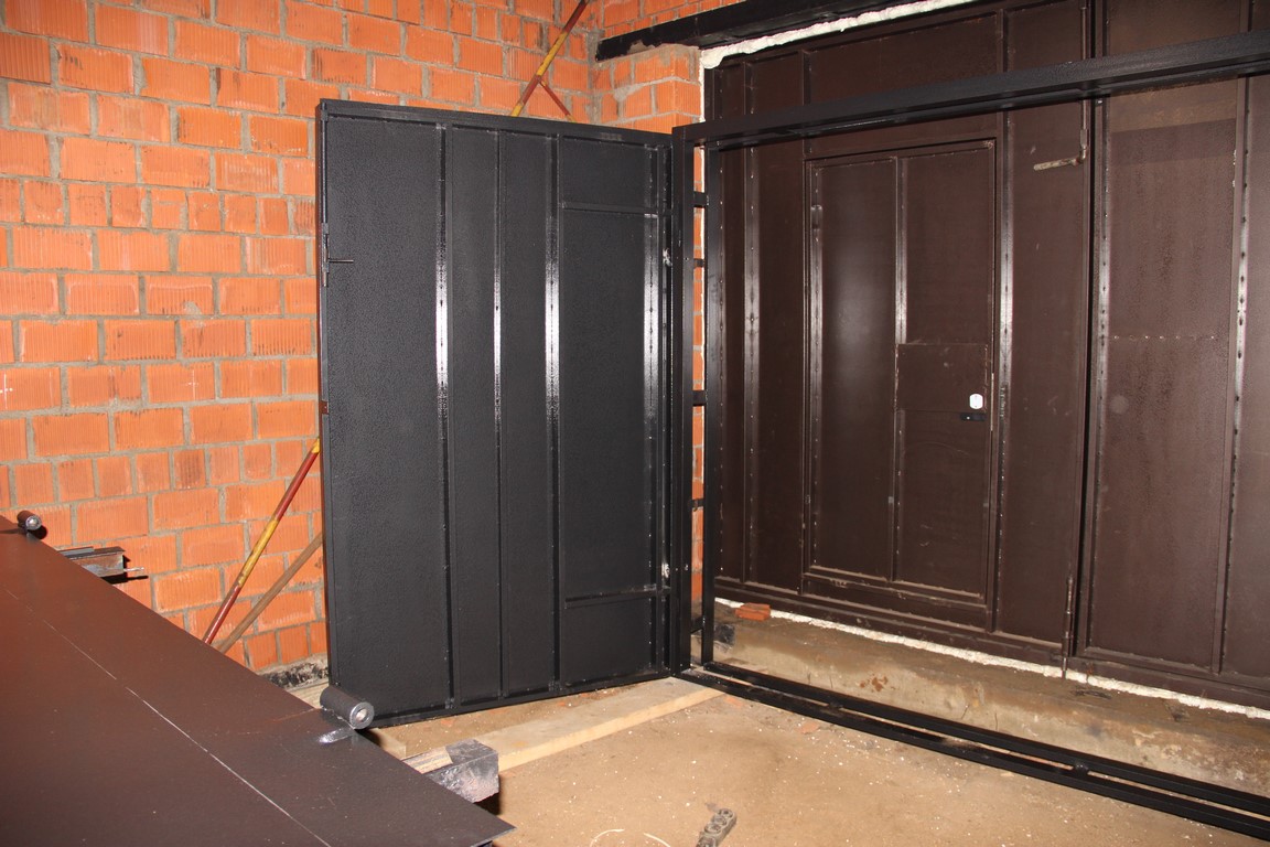 Гаражные ворота сделанные из металлических профилей Металлические гаражные ворота