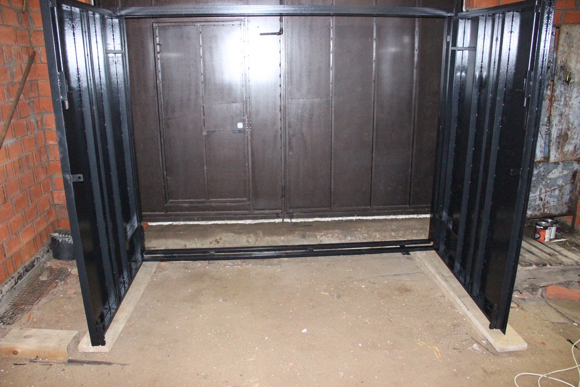 Установить гаражные ворота металлические