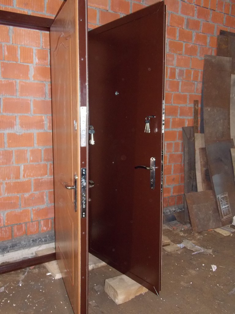 Двери входные коричневый порошок Дубна