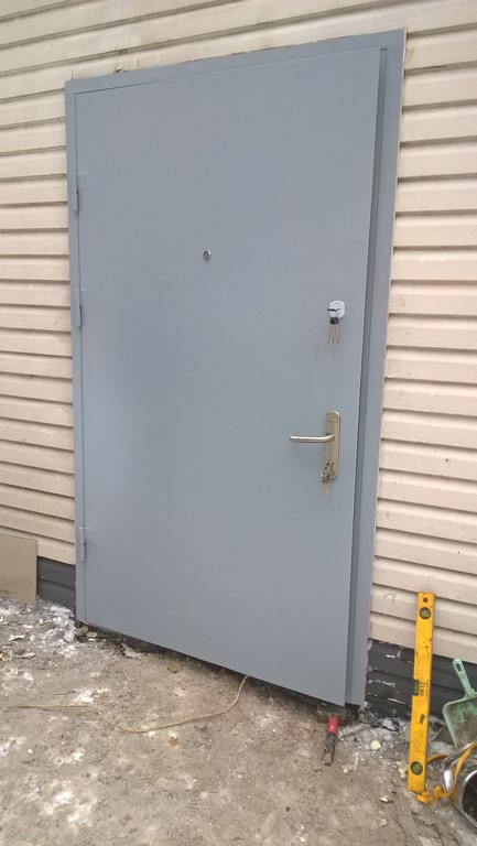 Заказать стальную дверь дешевую Купить временную железную дверь