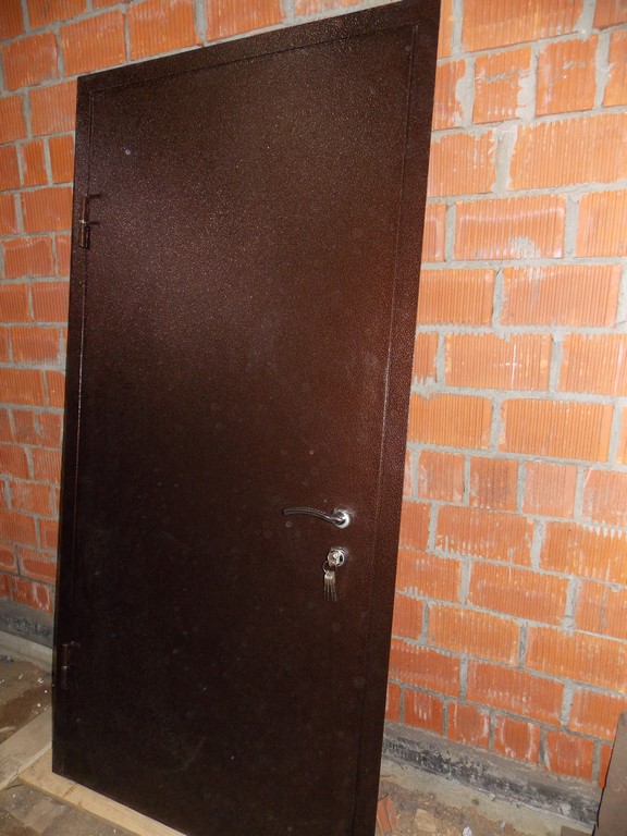 Двери уличные для в хода в дом