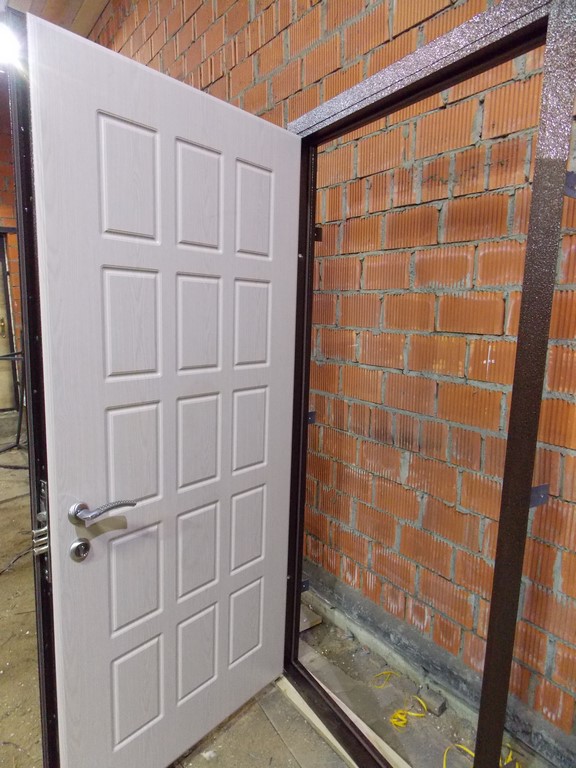 Заводские двери по акции Завод по изготовлению стальных дверей в Долгопрудном