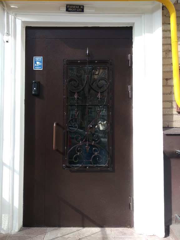 Фото дверей с ковкой и стеклом для подъезда в Лобне Входные двери уличные фото