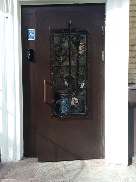 Фото дверей с ковкой и стеклом в Королеве Входные двери с кстеклом и ковкой в Королеве