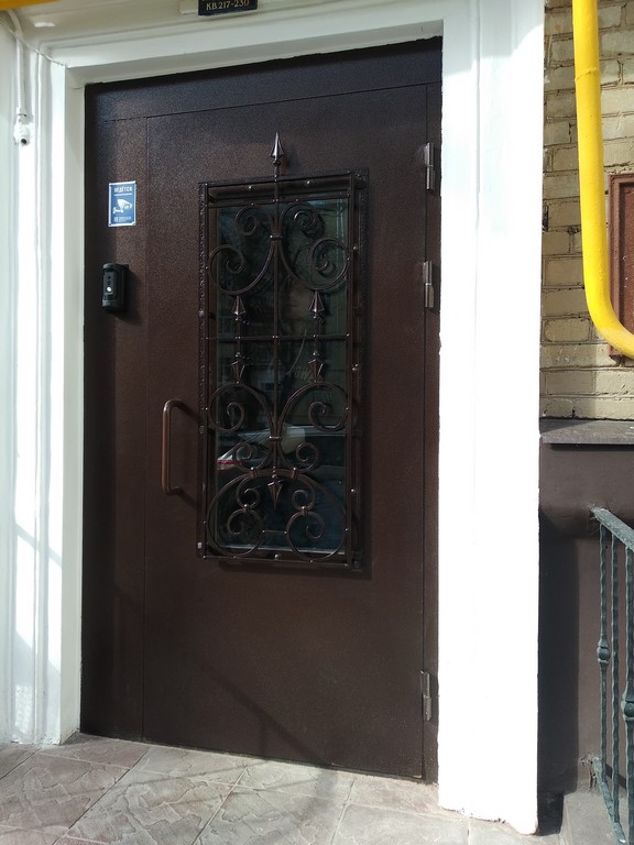 Двери парадные с ковкой и стеклом Одинцово Входные двери с домафоном в подъезд Одинцово