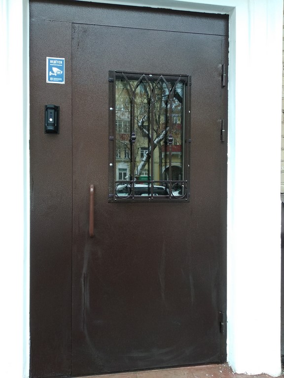 Фото дверей с ковкой и стеклом в Люберцах Стальные двери с ковкой и стеклом в Люберцы