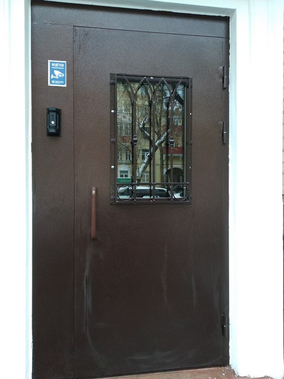 Купить металлическую дверь с ковкой недорого в Красногорске