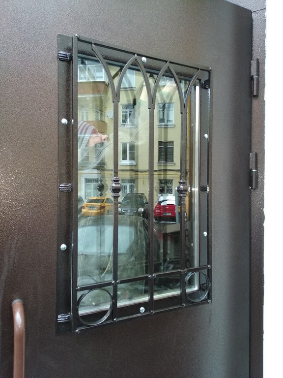 Картинки металлических дверей с ковкой в Королеве Заказать металлическую дверь с ковкой и стеклом в Королеве