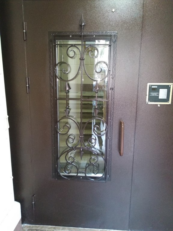 Купить тяжелую порошковую дверь с ковкой и стеклом в подьезд дома в Люберцах Заказать красивуюпорошковую дверь с ковкой и стеклом в Люберцв