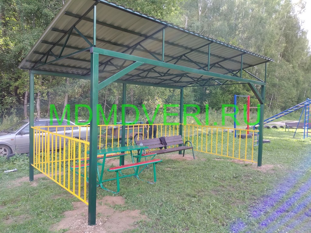 Простой навес над лавочкой и столиком