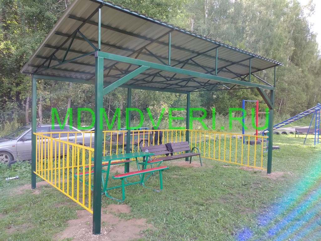 Маленький навес над лавочкой