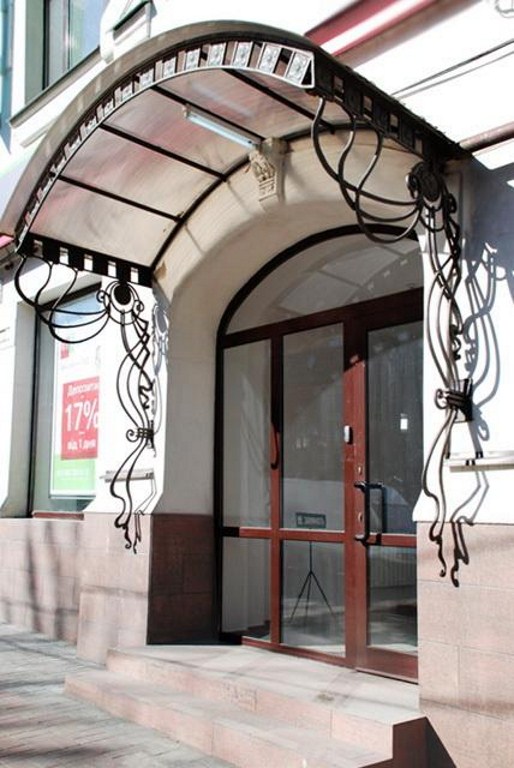 Козырек над парадным входом