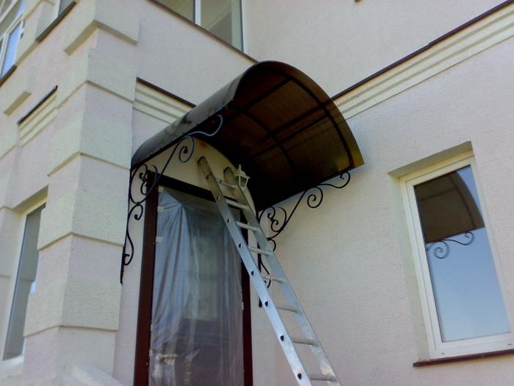 Монтаж и доставка козырьков